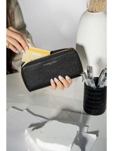 Christian Laurier Skórzany portfel "Hania" w kolorze czarnym - wys. 19 x 9,5 cm rozmiar: onesize. Czarne portfele Christian Laurier, bez wzorów, z materiału. Za 173,99 zł.