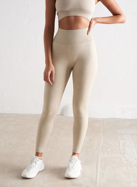 Damskie legginsy bezszwowe, prążkowane, wysoki stan, squat proof beżowe. Brązowe legginsy AIM'N, bez wzorów, z dzianiny, z podwyższonym stanem. Za 254,00 zł.