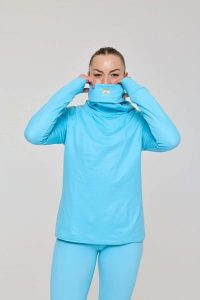 Damska koszulka termoaktywna z wysokim dekoltem Rhythm Is A Dancer. Niebieskie koszule nocne OOSC, bez wzorów, z materiału, bez ramiączek. Za 294,99 zł.