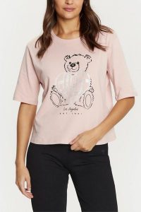 GUESS Różowy t-shirt damski Bear Boxy. Czerwone t-shirty Guess, s, z aplikacjami, bez kołnierzyka, bez ramiączek. W wyprzedaży za 161,99 zł.