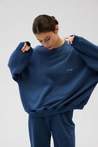 Bluza damska o kroju regular fit w kolorze NAVY BLUE- PHENIX-UNI. Niebieskie bluzy Marsala, uniwersalny, bez wzorów, z bawełny, bez kaptura. Za 279,90 zł.