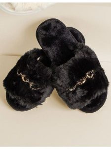 Admas Kapcie w kolorze czarnym rozmiar: 38-39. Czarne kapcie Admas, z aplikacjami, z materiału. Za 60,99 zł.