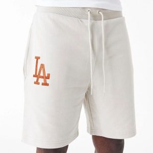Szorty Los Angeles Dodgers League Essential. Białe szorty New Era, bez wzorów. Za 196,50 zł.