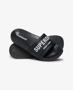 Superdry City Luxe Pool Sliders - Klapki z wyściółką – EBONY. Brązowe klapki Superdry, bez wzorów, z poliesteru, bez obcasa. Za 123,35 zł.