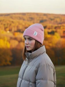 Czapka beanie - różowy. Czerwone czapki Sinsay, bez wzorów. Za 9,99 zł.