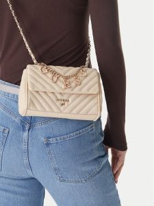 Guess Torebka J4YZ45 WFZL0 Écru. Białe listonoszki Guess, z aplikacjami, ze skóry, bez dodatków. Za 199,99 zł.