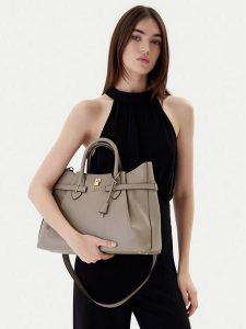 Guess Torebka Yesba HWBG78 33070 Brązowy. Brązowe kuferki Guess, z aplikacjami, ze skóry, bez dodatków. Za 719,99 zł.