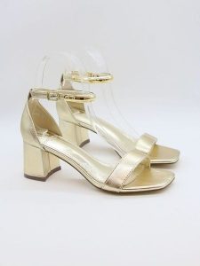 Bellucci Sandały w kolorze złotym na obcasie rozmiar: 36. Żółte sandały Bellucci, bez wzorów, z otwartym noskiem, bez obcasa, na koturnie, bez zapięcia. Za 104,99 zł.