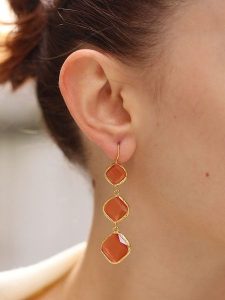 L'Atelier de Gaia Pozłacane kolczyki z kocim okiem rozmiar: onesize. Pomarańczowe kolczyki L'Atelier de Gaia, pozłacane. Za 60,99 zł.