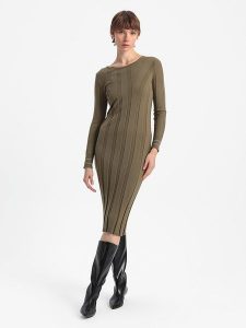 BGN Sukienka dzianinowa w kolorze khaki rozmiar: 38. Brązowe sukienki BGN, na imprezę, bez wzorów, z dzianiny, bez kołnierzyka, bez ramiączek, midi. Za 113,90 zł.