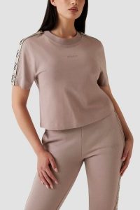 GUESS Różowy bawełniany t-shirt damski z lampasami Britney, Rozmiar L. Czerwone t-shirty Guess, l, z aplikacjami, z bawełny, bez kołnierzyka, bez ramiączek. Za 219,99 zł.