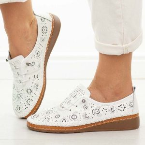 Białe ażurowane skórzane półbuty damskie T.Sokolski w26-77. Białe półbuty Sokolski, na jesień, bez wzorów, z jeansu, z okrągłym noskiem, bez obcasa, na płaskiej podeszwie, bez zapięcia. Za 239,00 zł.