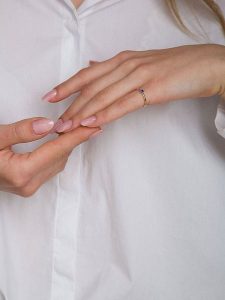 Pandora Pozłacany pierścionek z cyrkonią rozmiar: 48. Niebieskie pierścionki Pandora, z cyrkonią, pozłacane. Za 167,28 zł.