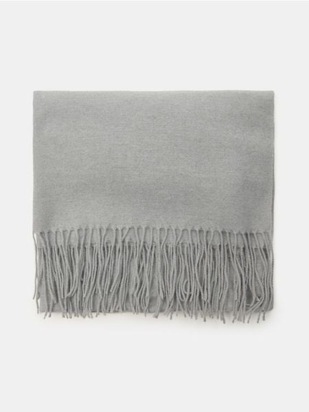 Gładki szalik z frędzlami - szary. Szare szaliki Sinsay, bez wzorów. Za 15,99 zł.