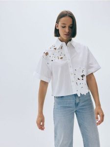 Koszula z ażurowym haftem - biały. Białe koszule Reserved, l, w ażurowe wzory, z bawełny, bez kołnierzyka, bez ramiączek. W wyprzedaży za 89,99 zł.