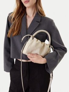 Guess Torebka Amys HWMY96 59160 Beżowy. Brązowe torebki klasyczne Guess, z aplikacjami, ze skóry, bez dodatków. Za 309,99 zł.