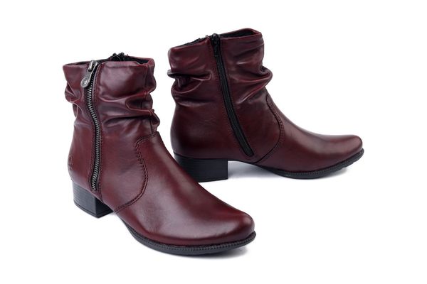 RIEKER 78656-35 red, botki damskie. Czerwone botki Rieker, bez wzorów, z polaru, bez obcasa, na obcasie, bez zapięcia. Za 299,93 zł.