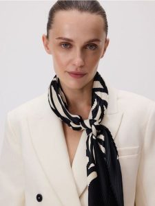 Plisowana apaszka - czarny. Czarne apaszki i chusty Reserved, bez wzorów. Za 49,99 zł.