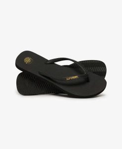 Superdry Damskie Klapki Core Essential z gumy – Black. Czarne klapki Superdry, bez wzorów, bez obcasa. Za 107,55 zł.
