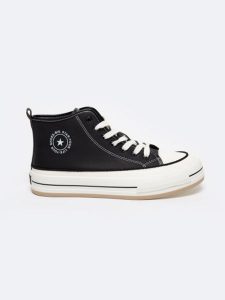 Trampki damskie wysokie ze skóry ekologicznej czarne OO274062 906. Czarne trampki Big Star, bez wzorów, z jeansu, bez zapięcia. W wyprzedaży za 139,99 zł.