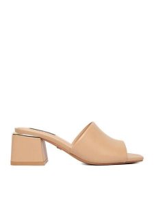 Nine West Klapki CEO-6223-9 Beżowy. Brązowe klapki Nine West, bez wzorów, z materiału, bez obcasa. Za 199,99 zł.