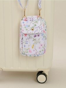 Saszetka na telefon z kwiatowym motywem - wielobarwny. Nerki i saszetki Sinsay, bez wzorów. Za 25,99 zł.