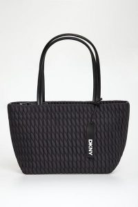 Torebka damska shopper DKNY. Shopper bag DKNY, bez wzorów, bez dodatków. W wyprzedaży za 559,20 zł.