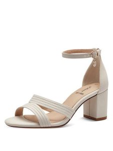 S.Oliver Sandały w kolorze kremowym na obcasie rozmiar: 39. Brązowe sandały s.Oliver, bez wzorów, z otwartym noskiem, bez obcasa, na koturnie, bez zapięcia. Za 123,53 zł.