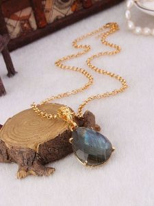 L'Atelier de Gaia Pozłacany naszyjnik z zawieszką - dł. 50 cm rozmiar: onesize. Niebieskie naszyjniki L'Atelier de Gaia, z labradorytem, pozłacane. Za 96,83 zł.