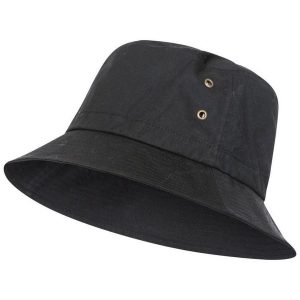 Woskowa Czapka Z Daszkiem Dla Dorosłych Unisex. Czarne czapki Trespass, bez wzorów, sportowe. Za 95,99 zł.