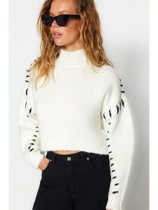 Trendyol Sweter w kolorze kremowym rozmiar: M. Brązowe swetry oversize Trendyol, m, bez wzorów, ze splotem, bez ramiączek. Za 100,28 zł.