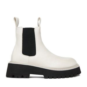 Sztyblety DeeZee. Białe botki DeeZee, bez wzorów, bez obcasa, na płaskiej podeszwie, bez zapięcia. Za 229,99 zł.