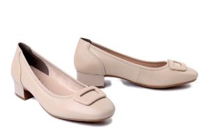 RIEKER 43453-62 beige, czółenka damskie. Brązowe czółenka Rieker, bez wzorów, bez obcasa, bez zapięcia. Za 329,90 zł.