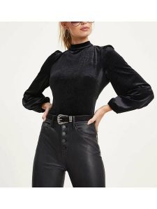 Milan Kiss Bluzka w kolorze czarnym rozmiar: L. Czarne bluzki Milan Kiss, l, bez wzorów, bez kołnierzyka, bez ramiączek. Za 113,99 zł.