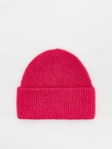 Czapka beanie - fuksja. Czerwone czapki Reserved, bez wzorów. W wyprzedaży za 25,99 zł.