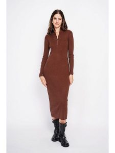 ASSUILI Sukienka dzianinowa w kolorze brązowym rozmiar: 40. Brązowe sukienki Assuili, bez wzorów, z dzianiny, klasyczne, bez kołnierzyka, bez ramiączek, midi. Za 148,96 zł.