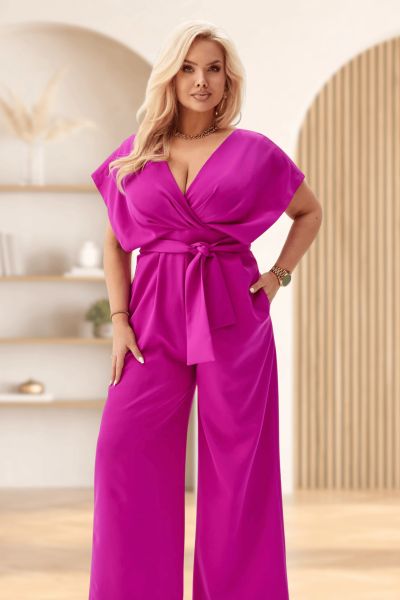 Elegancki kombinezon Valentina w energetycznym kolorze magenta PLUS SIZE XXL WIOSNA. Czerwone kombinezony Moda Size Plus Iwanek, na wiosnę, plus size, bez wzorów, z elastanu, eleganckie, bez kołnierzyka, plus size, bez ramiączek, krótkie. Za 399,90 zł.