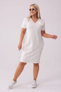 Sukienka Eloise w kolorze ecru - Casualowa Elegancja PLUS SIZE XXL LATO. Sukienki Moda Size Plus Iwanek, na co dzień, na lato, l, bez wzorów, z bawełny, eleganckie, bez kołnierzyka, plus size, bez ramiączek, mini, oversize. Za 249,90 zł.