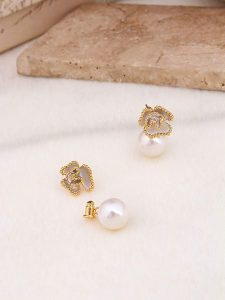 Pierres delicates Pozłacane kolczyki-wkrętki z perłami i cyrkoniami rozmiar: onesize. Czarne kolczyki Pierres delicates, z cyrkonią, pozłacane. Za 43,99 zł.