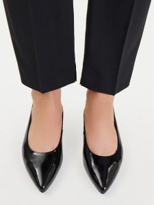 Lasocki Baleriny CEO-RST-ROSE-02P Czarny. Czarne balerinki Lasocki, bez wzorów, z lakierowanej skóry, bez obcasa, bez zapięcia. Za 169,99 zł.