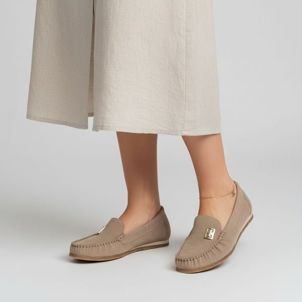 Mokasyny damskie Armodo, cholewka ze skóry naturalnej mokasynowa konstrukcja z dekoracyjną aplikacją miękka forma niska elastyczna podeszwa zapewniaj. Brązowe półbuty Armodo, z aplikacjami, ze skóry, bez obcasa, bez zapięcia. Za 359,00 zł.