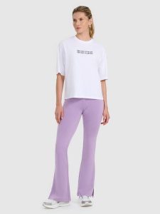 4F Legginsy z rozszerzanymi nogawkami damskie - fioletowe L. Fioletowe legginsy 4f, bez wzorów, z dzianiny. W wyprzedaży za 49,99 zł.