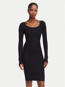 Guess Sukienka dzianinowa W6YK33 Z0968 Czarny Regular Fit. Czarne kombinezony Guess, xxl, z aplikacjami, z dzianiny, bez kołnierzyka, bez ramiączek. Za 434,99 zł.