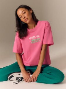 4F T-shirt loose z nadrukiem damski - różowy S. Czerwone t-shirty 4f, l, bez wzorów, z materiału, bez kołnierzyka, bez ramiączek. Za 79,99 zł.