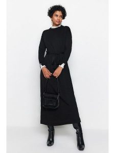 Trendyol Sukienka dzianinowa w kolorze czarnym rozmiar: XL. Czarne sukienki Trendyol, xl, bez wzorów, z dzianiny, bez kołnierzyka, bez ramiączek, maxi. Za 115,45 zł.