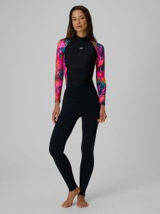 4F Legginsy do pływania i sportów wodnych z filtrem UPF50+ damskie - czarne XL. Czarne legginsy 4f, bez wzorów, z dzianiny, z podwyższonym stanem. Za 129,99 zł.