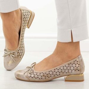 Złote ażurowe czółenka damskie na obcasie M.Daszyński Sa285-2. Żółte czółenka M.Daszyński, z aplikacjami, ze skóry, z okrągłym noskiem, bez obcasa, na obcasie, bez zapięcia. Za 189,00 zł.