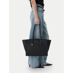 Torebka MICHAEL Michael Kors. Czarne shopper bag MICHAEL Michael Kors, bez wzorów, bez dodatków. Za 674,99 zł.