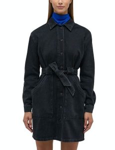 Damska Sukienka Mini Jeansowa Mustang Style Alba Denim Dress Denim Black 1014576 4000 841. Czarne sukienki Mustang, bez wzorów, z denimu, bez kołnierzyka, bez ramiączek, mini. Za 179,99 zł.