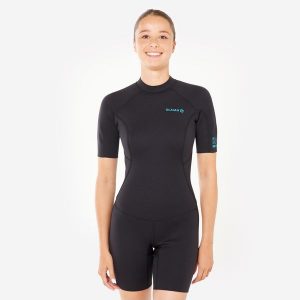 Krótka pianka surfingowa damska Olaian 100 neopren 1,5 mm. Czarne kombinezony DECATHLON, m, bez wzorów, z materiału, sportowe, bez kołnierzyka, bez ramiączek, krótkie. Za 119,99 zł.